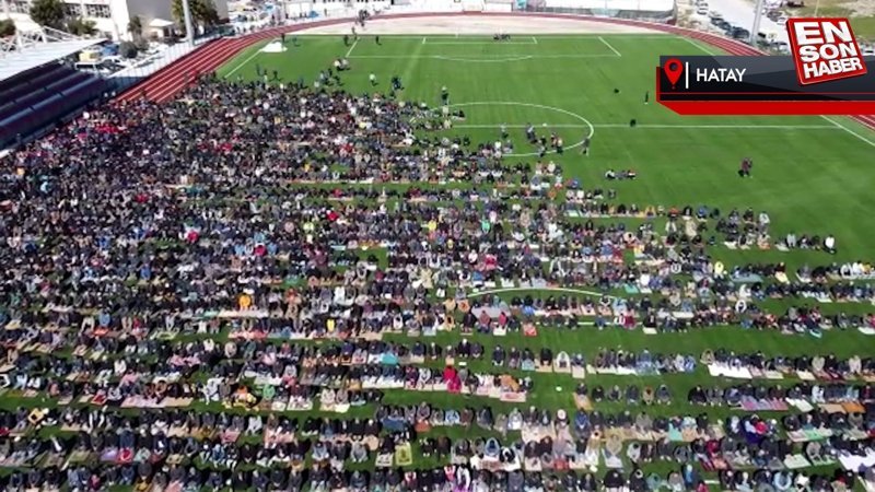Hatay'da cuma namazı futbol sahasında kılındı