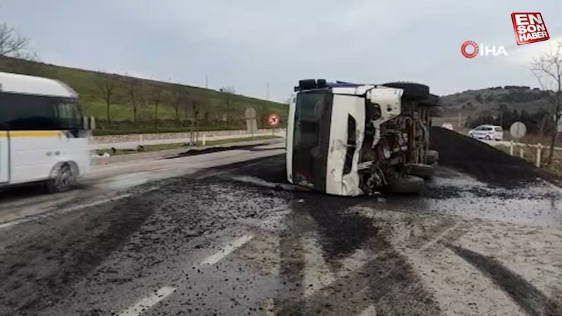 Balıkesir'de köpeği ezmek istemedi, kamyonla çarpıştı