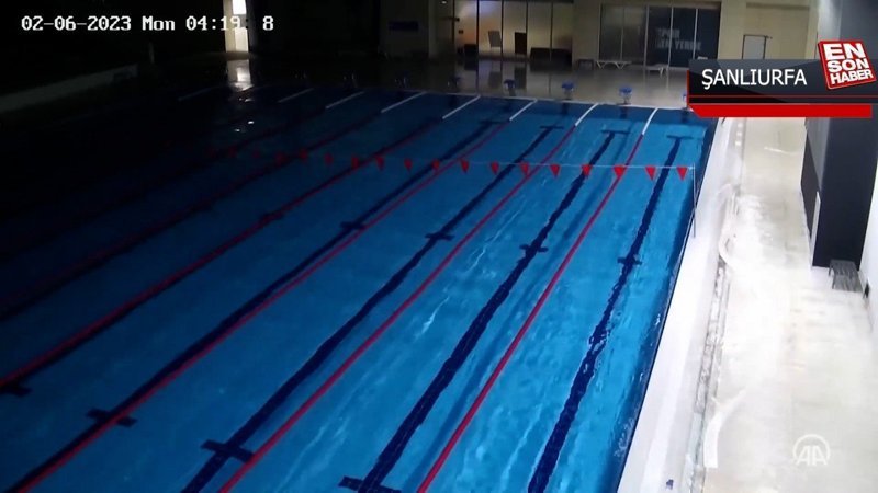 Şanlıurfa'da deprem anında havuzdaki suyun dalgalanarak taştığı anlar