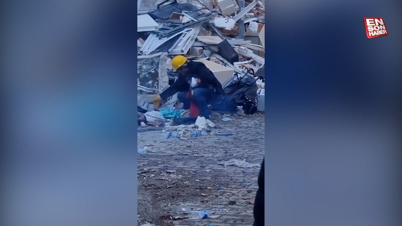 Yıkılan bina enkazında çocuklarının giysilerini koklayıp feryat etti