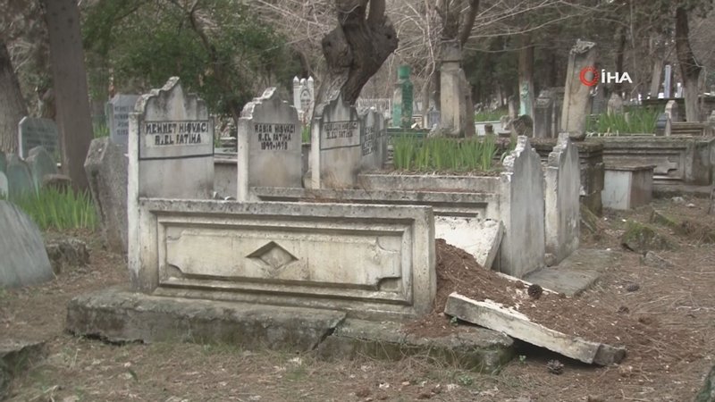 Adıyaman’da deprem sebebiyle çok sayıda mezar zarar gördü.