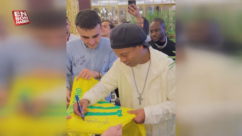 Czn Burak, dünya kupasında hediye edilen formalarını depremzedeler için satışa sundu