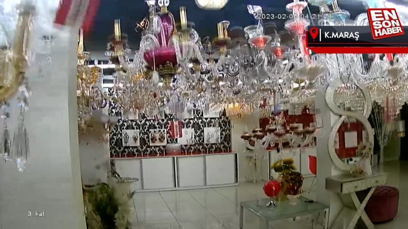 Kahramanmaraş'taki avize dükkanında deprem anı kameraya yansıdı