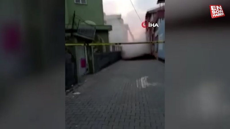 Adana'da kontrollü yıkılan minare 3 katlı evin üzerine düştü
