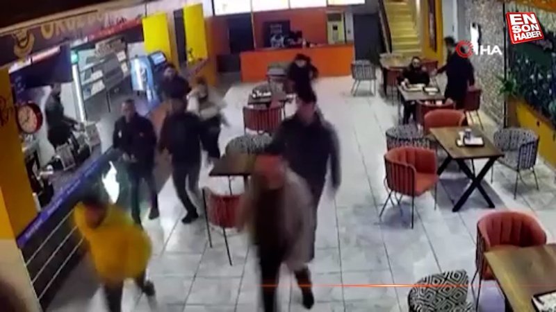 Hatay'da deprem anında kafedeki vatandaşların panik anları güvenlik kamerasına yansıdı