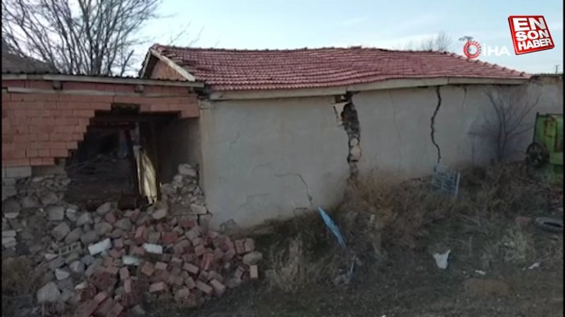 Afyonkarahisar'da oluşan yüzey kırıkları, evleri kullanılmaz hale getirdi