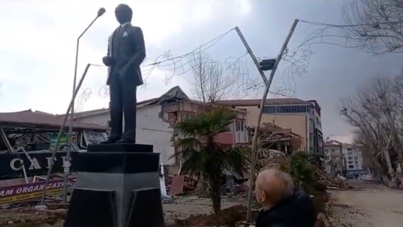 Adıyaman'da fay hattı üzerinde ayakta kalan Atatürk heykeli