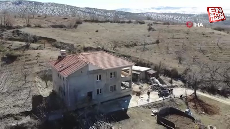 Adıyaman'da depremin ilginç etkisi ev yıkılmadan 2 metre ileriye kaydı