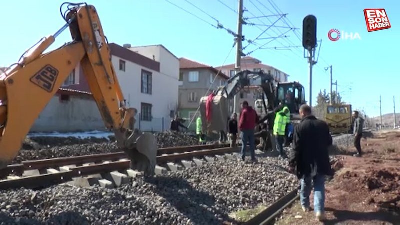Depremler toplam bin 275 kilometrelik demir yolu hattına hasar verdi