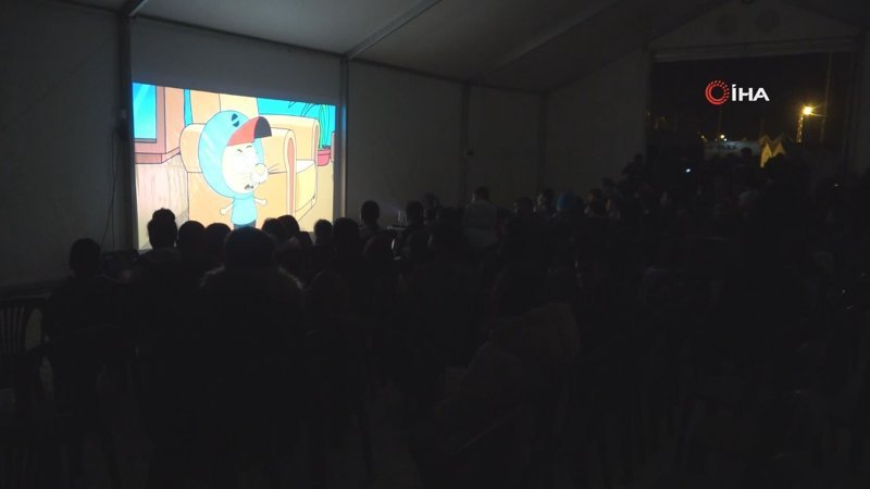 Hatay'da depremzede çocuklar için açık hava sineması kuruldu