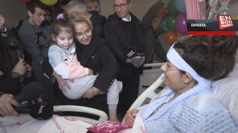 Hatay'da enkaz altında kolunu kaybeden anne ve bacağını kaybeden minik kızı hastanede kavuştu