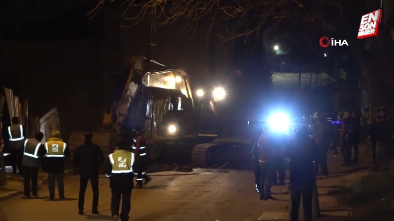 Pendik’te yol çöktü: 2 bina boşaltıldı