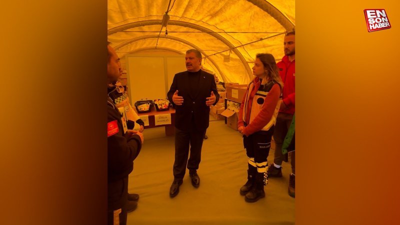 Sağlık Bakanı Fahrettin Koca deprem bölgesinde incelemelerde bulundu