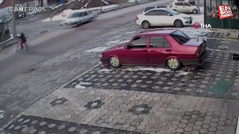 Bolu’da karşıdan karşıya geçmeye çalışan bisikletli çocuğa otomobil çarptı