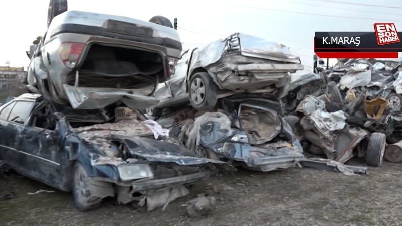 Deprem sonrası üst üste konulan hurda araçlar