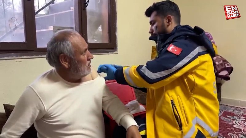 Fahrettin Koca paylaştı: Deprem bölgesinde tetanos riskine karşı aşılama yapılıyor