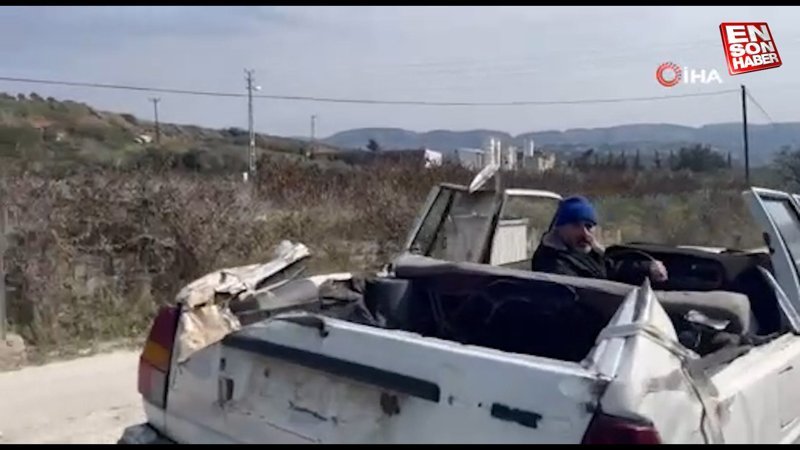 Hatay'da enkaz altından çıkan aracıyla geziyor