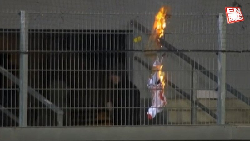 Sion taraftarı Mario Balotelli'nin formasını yaktı