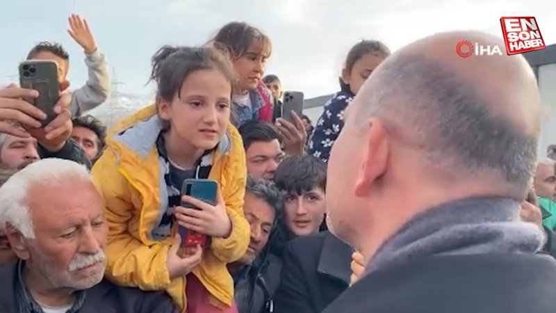 Adıyaman'da 9 yaşındaki Ahsen, kumbarasını depremzedelere bağışladı