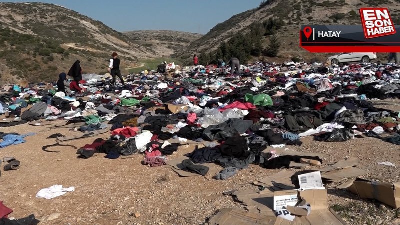 Hatay'da depremzedeler, yol kenarına atılan kıyafetlerden kendilerine uygun olanları aradı