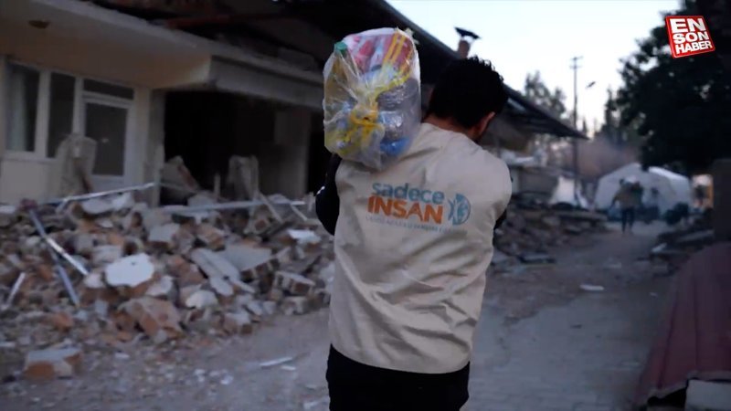 Sadece İnsan Derneği, 11 ildeki depremzedelerin yardımına koştu