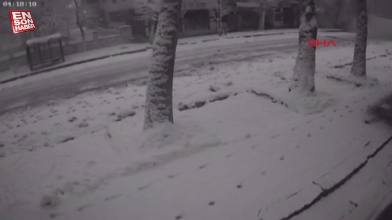 Adıyaman'da depremde yolun yarılma anı