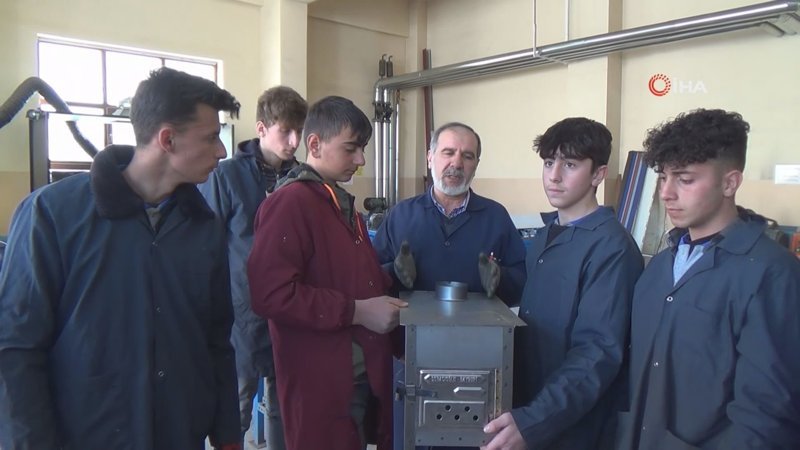 Bayburt'ta liseli gençlerden depremzedelere soba yardımı