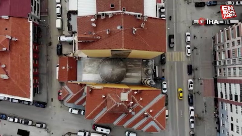 Eskişehir'de apartmanın arasında sıkışıp kalan cami bulunamıyor