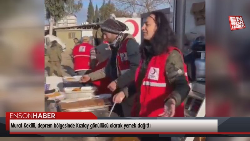Murat Kekilli, deprem bölgesinde Kızılay gönüllüsü olarak yemek dağıttı