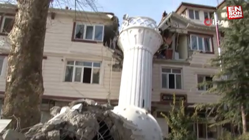 Adıyaman'da cami minaresi apartmanı ikiye böldü