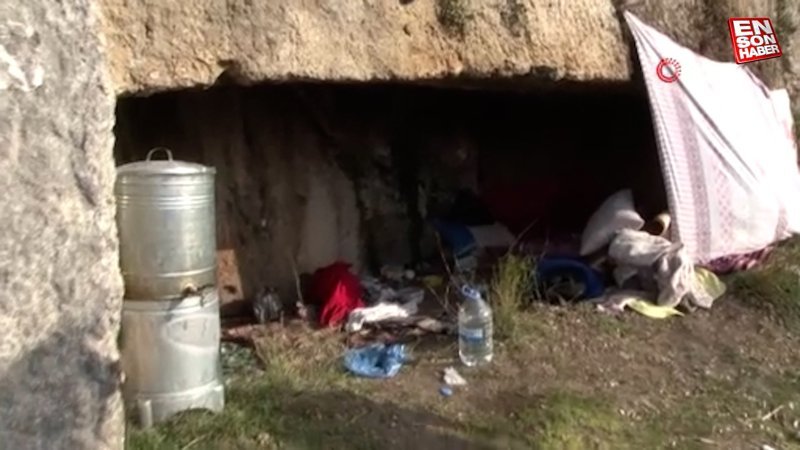 Hatay'da evi yıkılan depremzede mağarada yaşıyor