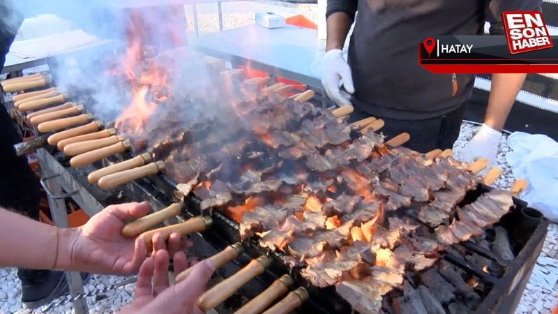 Hataylı depremzedelere Erzurum cağ kebabı ikram edildi