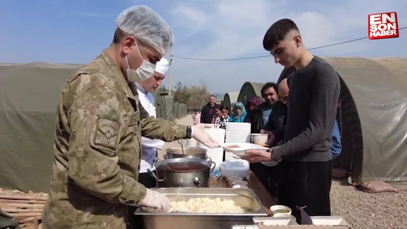 Kahraman Mehmetçik deprem bölgesinde sıcak yemek dağıtımını sürdürüyor