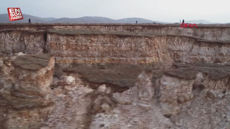 Deprem sonrası Afşin’de korkutan görüntü: Dev yarıklar oluştu