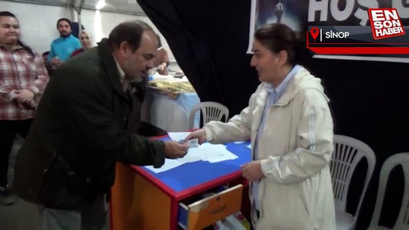 İspanyol turistler, Sinop'ta depremzedeler için bağış yaptı