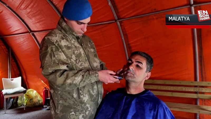 Depremzedelerin yemeği de tıraşı da Mehmetçik'ten