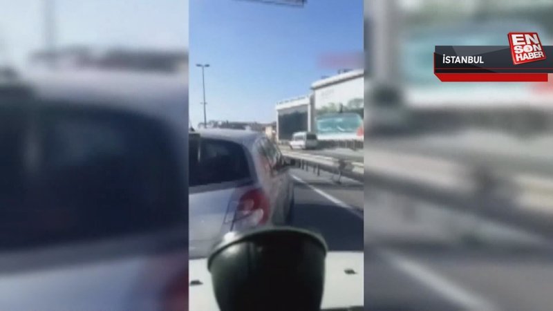 Bakırköy'de iki otomobilin çarpıştığı kaza kamerada