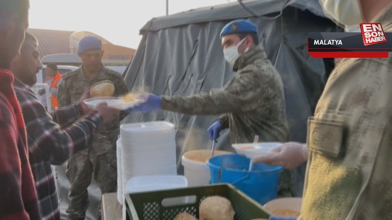 Deprem bölgesinde Mehmetçik her ihtiyaca koşuyor