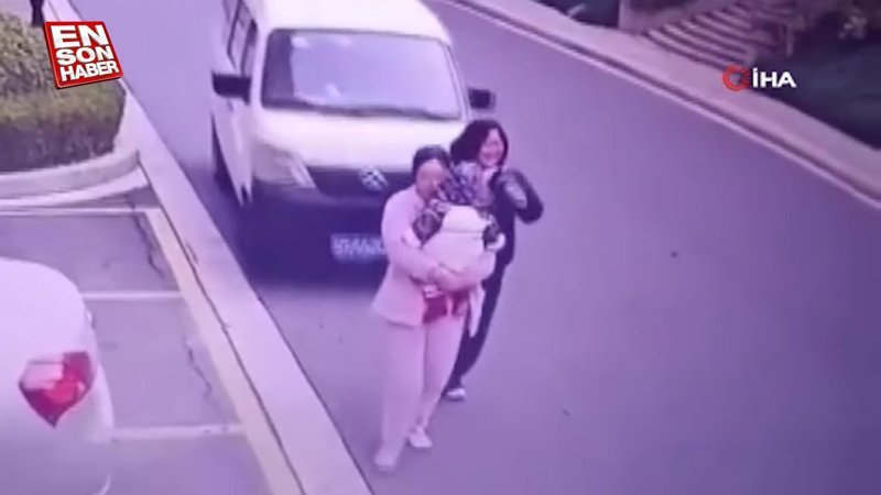 Çin'de dikkatsiz sürücü, yayalara çarptı