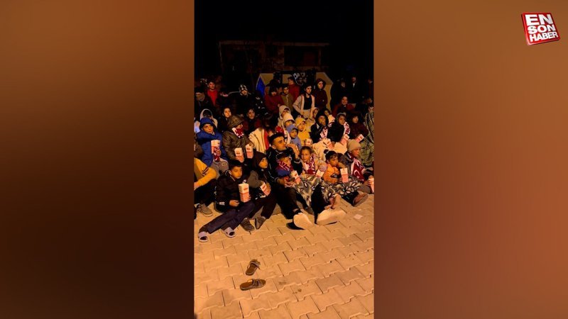 CZN Burak, depremzede çocuklarla birlikte film izledi