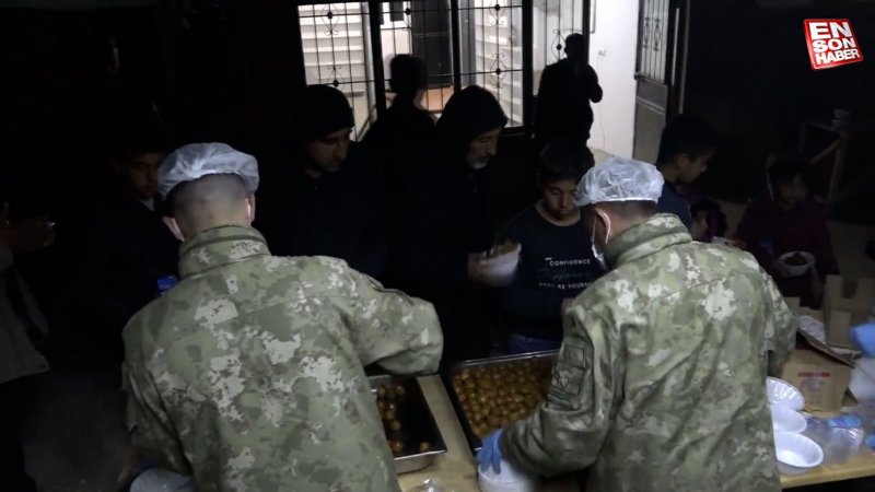 Mehmetçik, Berat Kandili’nde depremzedelere tatlı ikram etti