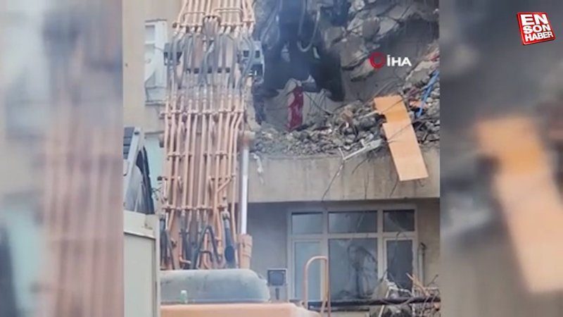 Elazığ'da hasarlı binadaki Türk bayrağı alındı