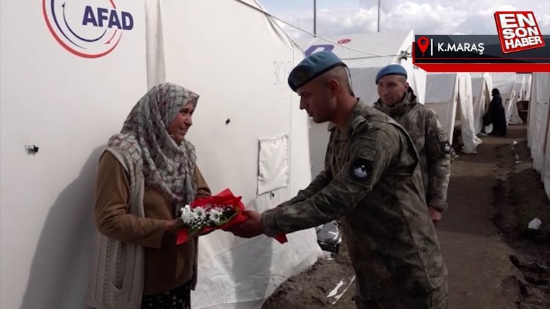 Mehmetçik, depremlerin merkezi Kahramanmaraş'taki kadınlara çiçek verdi