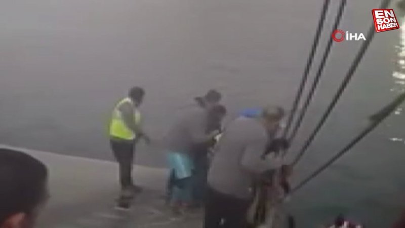 Tunceli'de feribottan atlayan vatandaşın kurtarılma anı