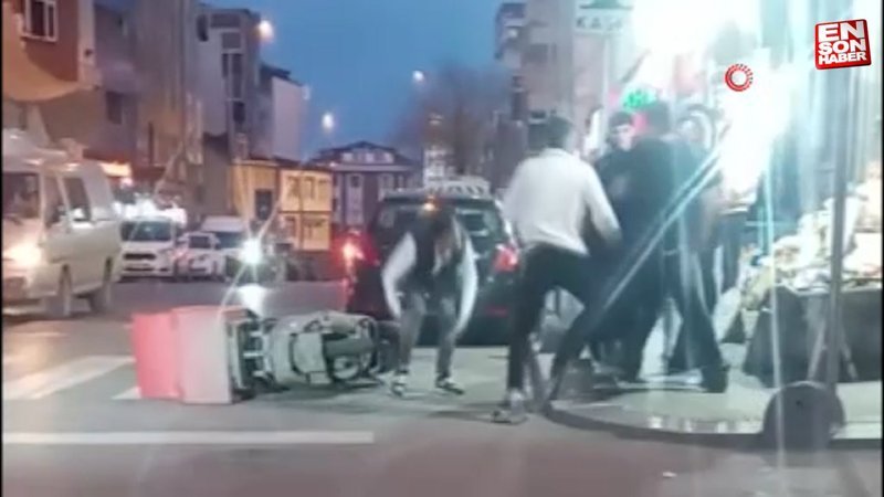 Arnavutköy'de iki grubun tekme ve yumruklu kavgası kamerada