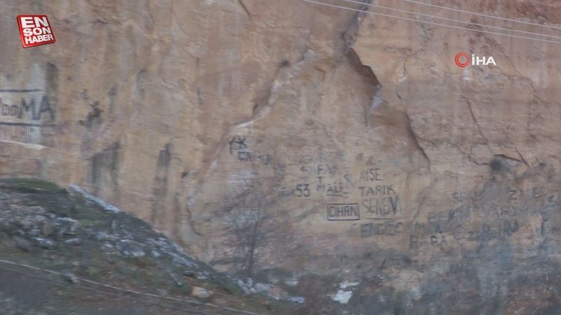 Eskişehir'de fay aynasına sevgililerinin ismini yazdılar