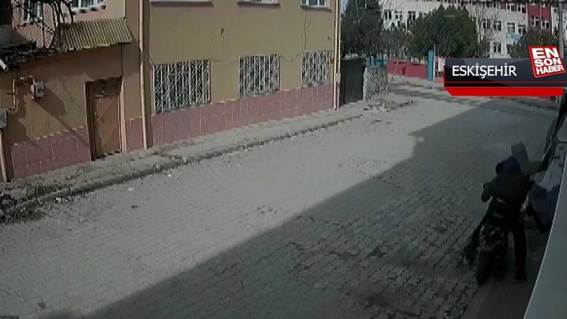 Eskişehir'de motosikletli hırsızlar, balkondan kıyafetleri çalarak kaçtı