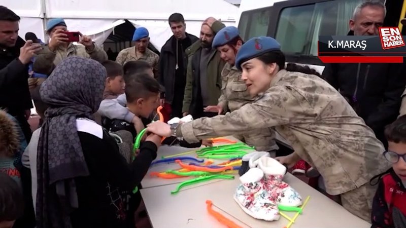 Kahramanmaraş'ta Mehmetçik depremzede çocuklara oyuncak dağıttı