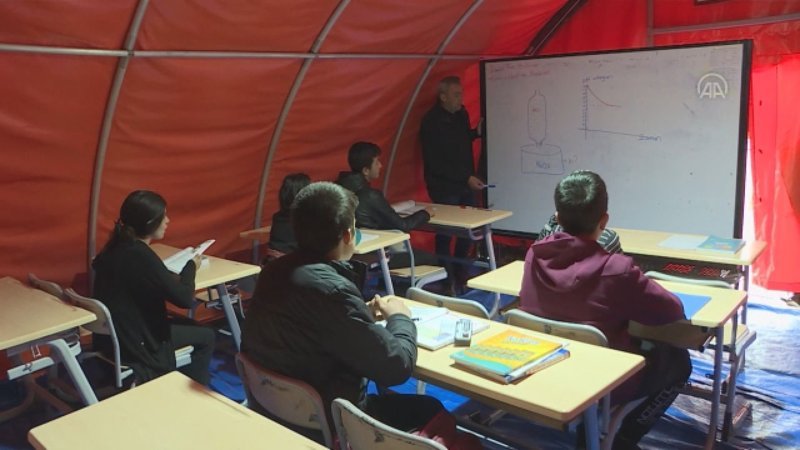 Deprem bölgesindeki Mehmetçik Okulu'nda eğitim devam ediyor