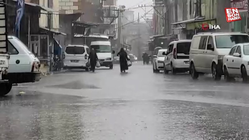 Şanlıurfa'da sağanak yağış cadde ve sokakları göle çevirdi